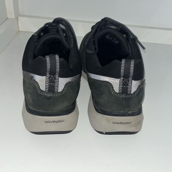 Clarks black leather comfortable sneakers size 8 - Picture 2 of 8